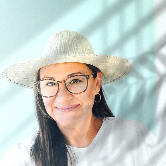 Meet your Posher, Celeste - Picture 4 of 4